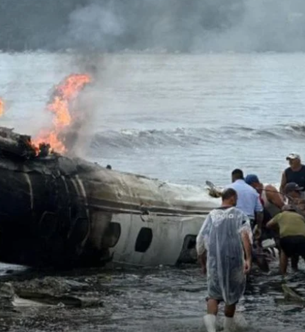 Avião de pequeno porte cai em praia de Ubatuba (SP)